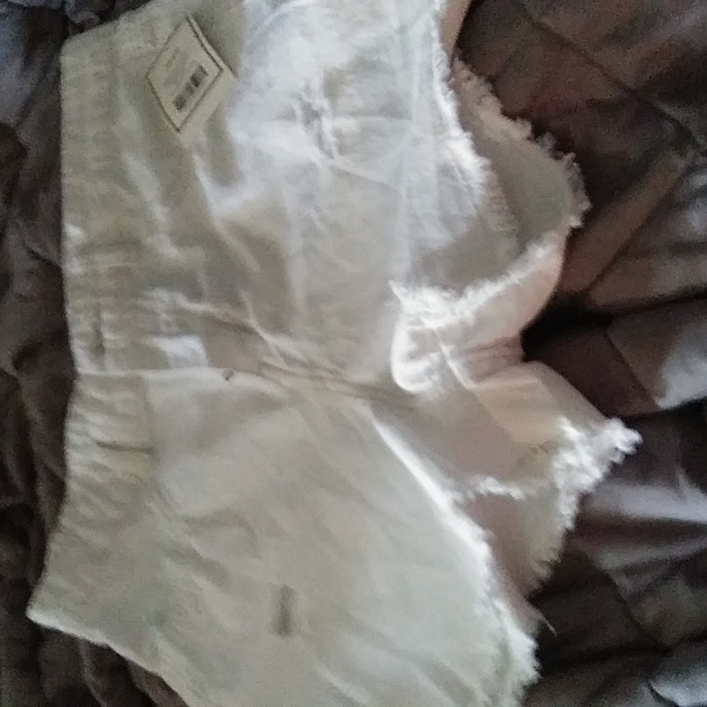 White shorts faux front pockets has two back pockets zip and button closure